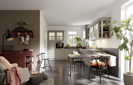 Landhausküche in Lava und Hennarot mit Glaselementen und gemütlicher Wohnatmosphäre