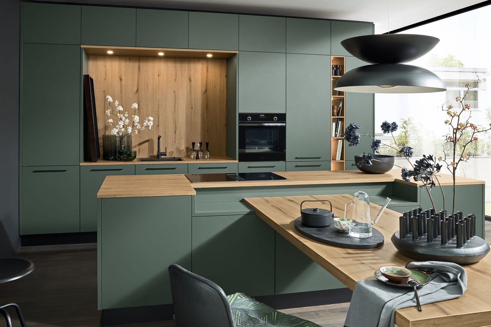 Moderne Design Küche mit stilvollen Fronten, Holzdetails und eleganter Beleuchtung